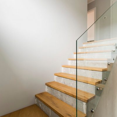 concrete-stairs-in-minimalist-interior-PBSZZHM